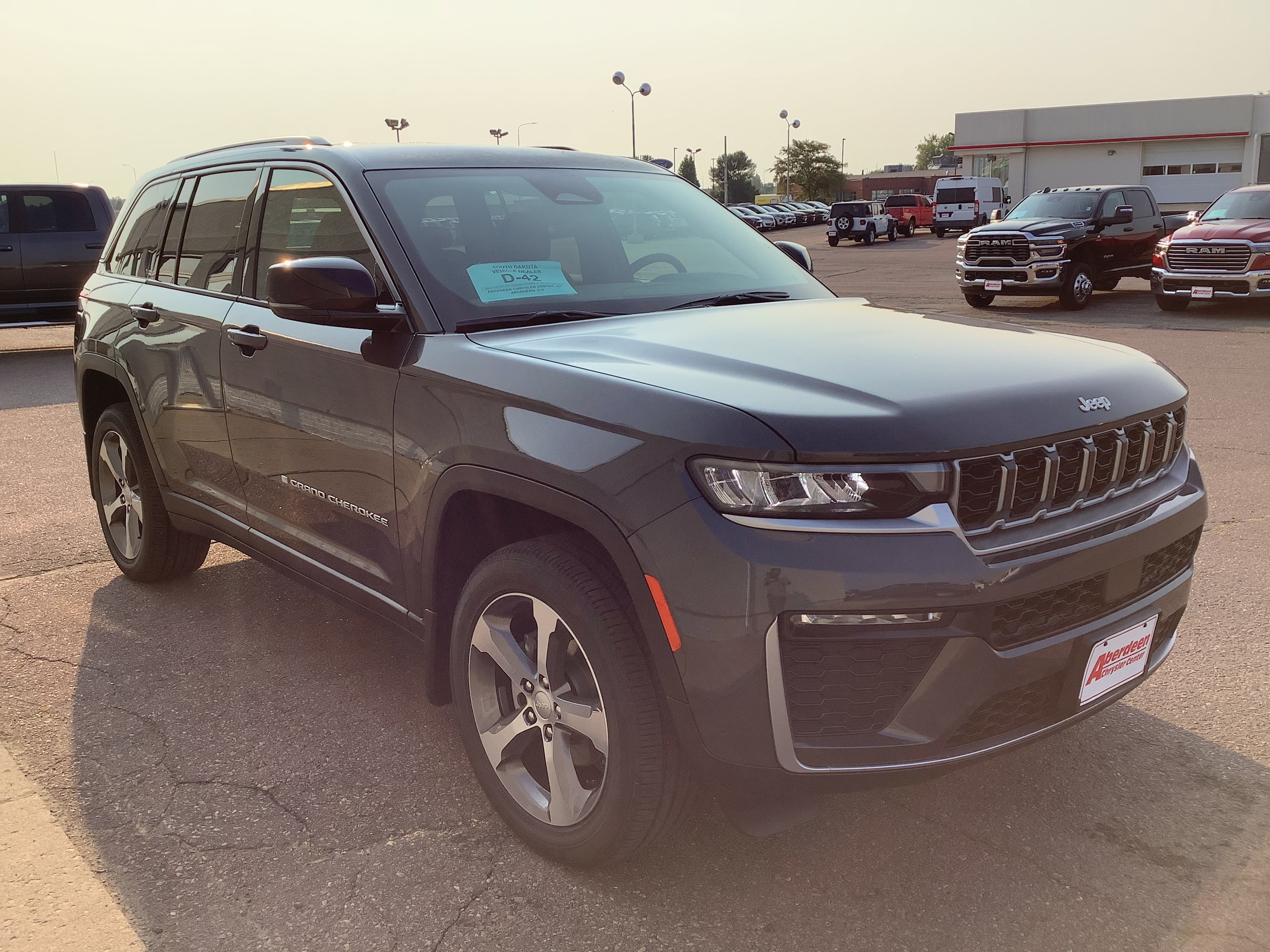 New 2026 Baltic Gray Metallic Clear-Coat Exterior Paint Jeep Limited image 4
