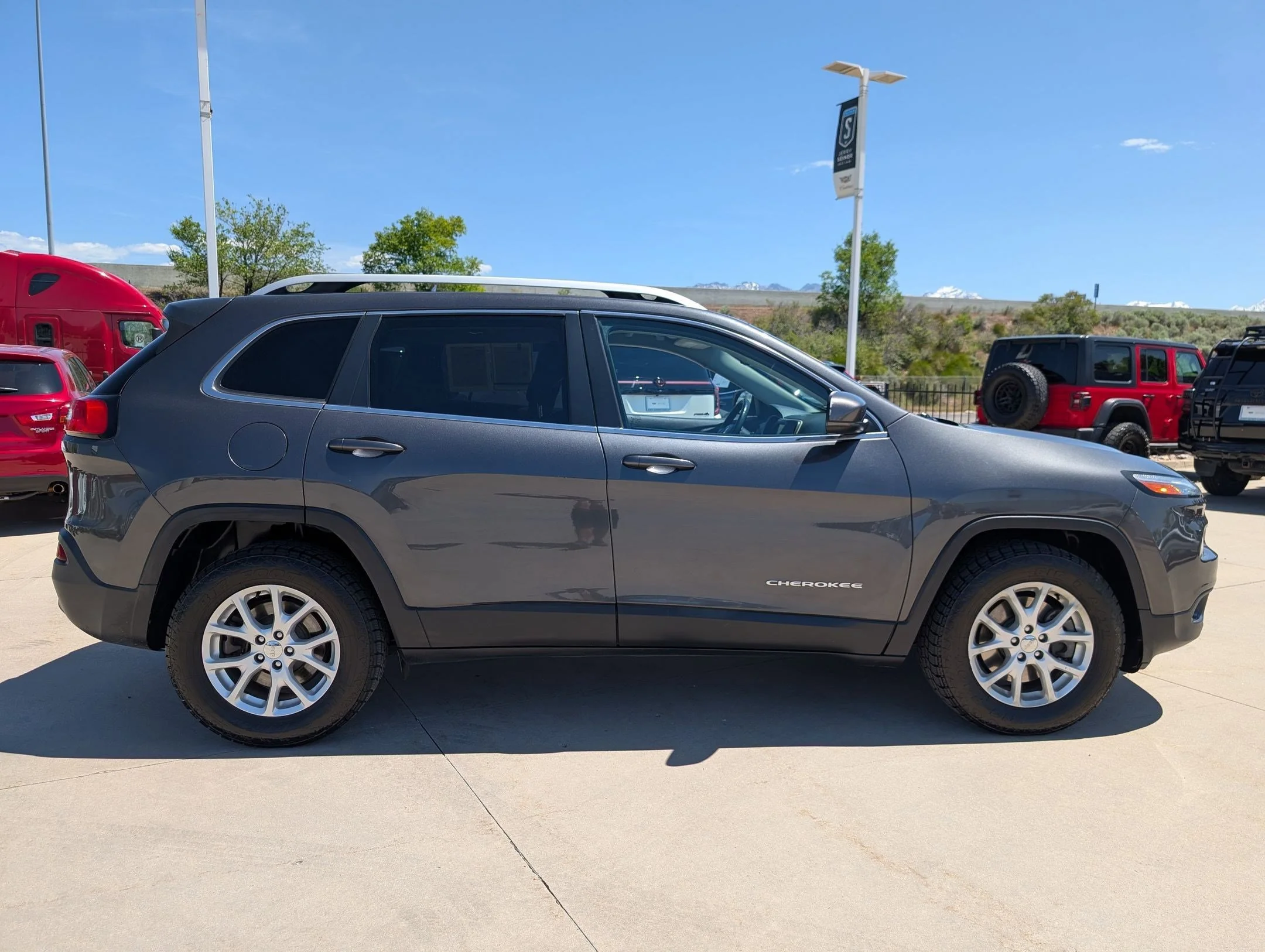 Used 2017 Granite Crystal Metallic Clearcoat Jeep Latitude image 6