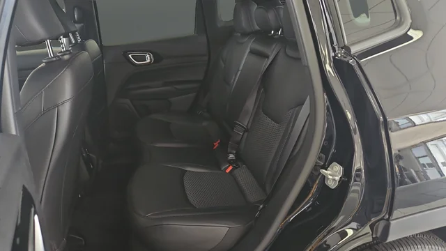 New 2026 Diamond Black Crystal Pearl-Coat Exterior Paint Jeep Latitude image 23