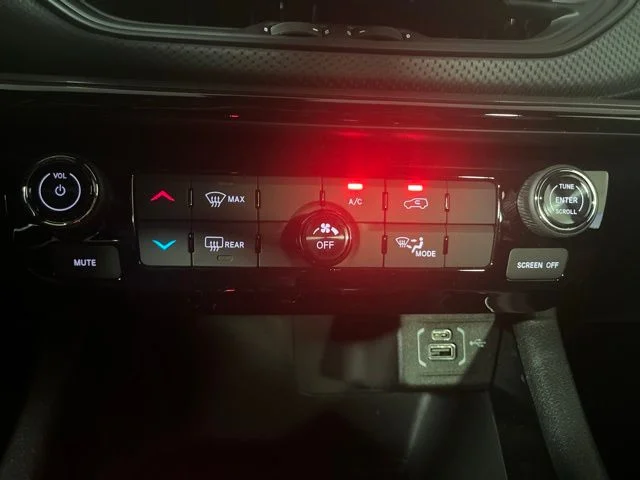New 2026 Red Hot Pearl-Coat Exterior Paint Jeep Latitude image 29