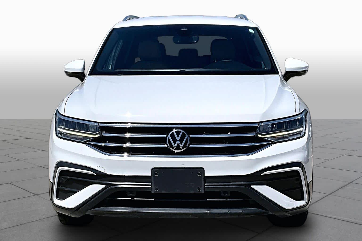 Used 2022 Pure White Volkswagen SE image 4