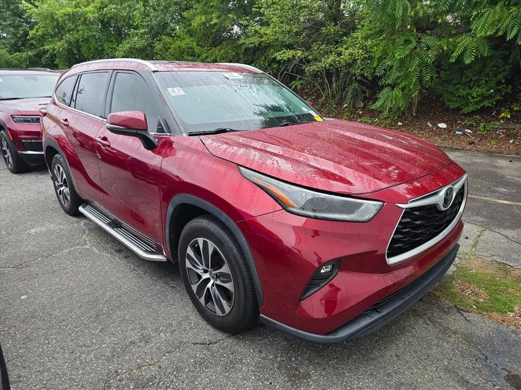 Used 2021 Red Toyota XLE image 9