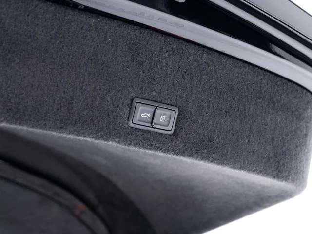 Used 2025 Black Lamborghini SE image 62