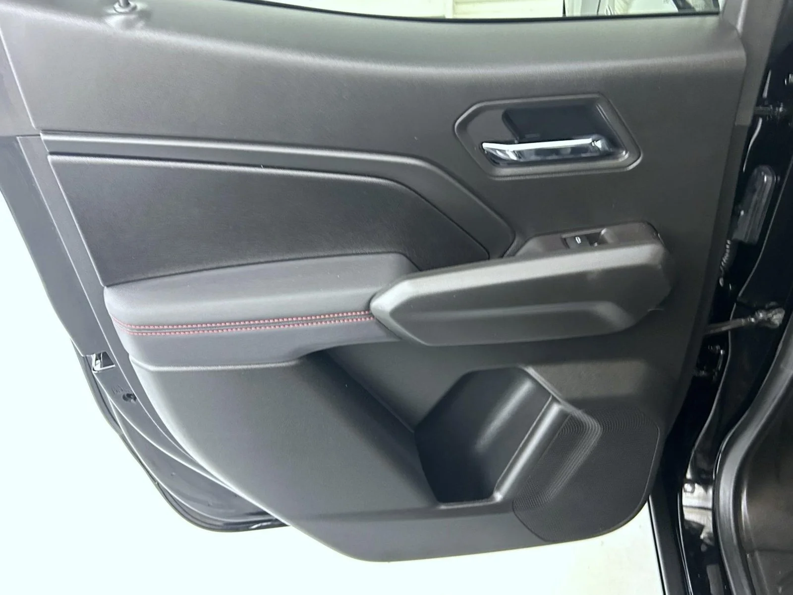 Used 2025 Black Chevrolet Z71 image 20