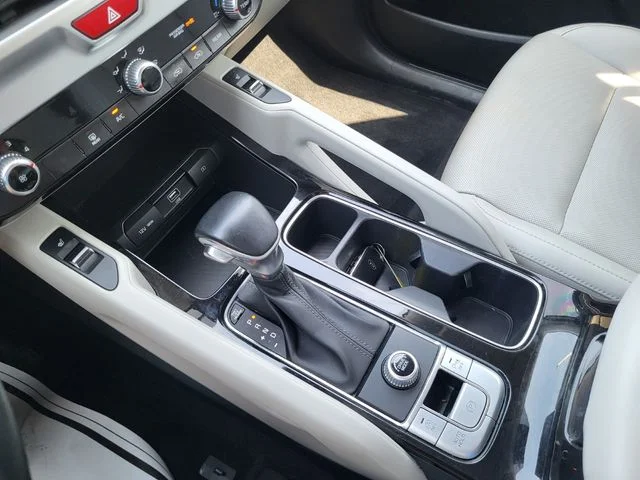 Used 2020 White Kia S image 21