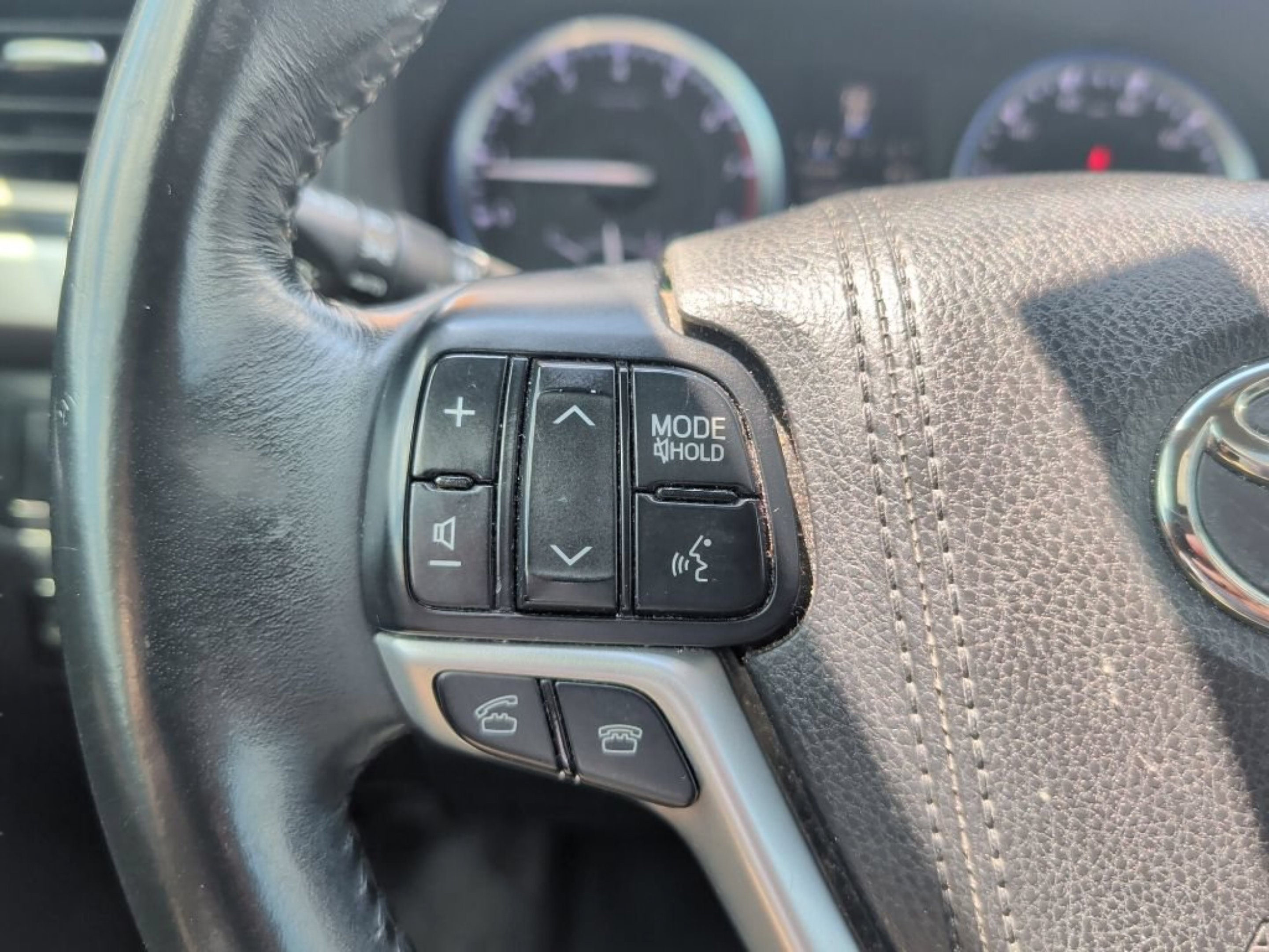 Used 2016 Predawn Gray Mica Toyota XLE image 17