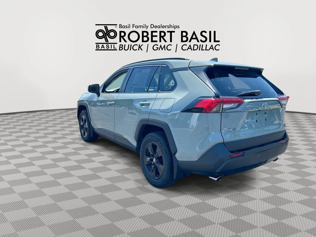 Used 2020  Toyota XLE image 6