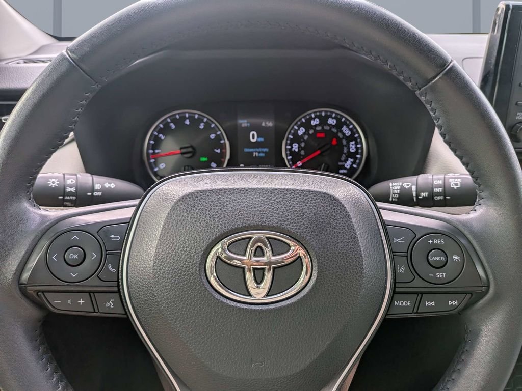 Used 2021 Red Toyota XLE Premium image 33