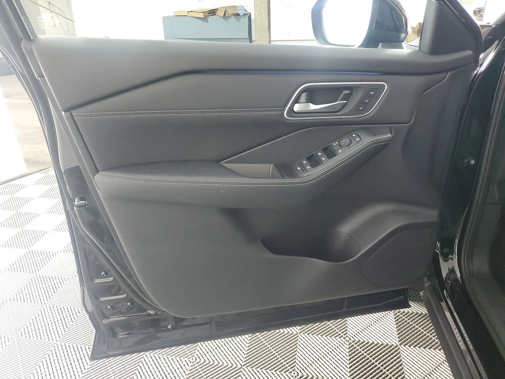 New 2026 Black Nissan Platinum image 25