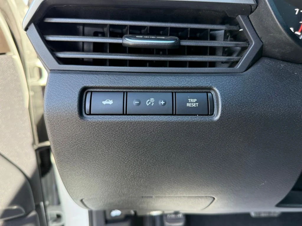 Used 2025 White Nissan 2.5 SV image 26