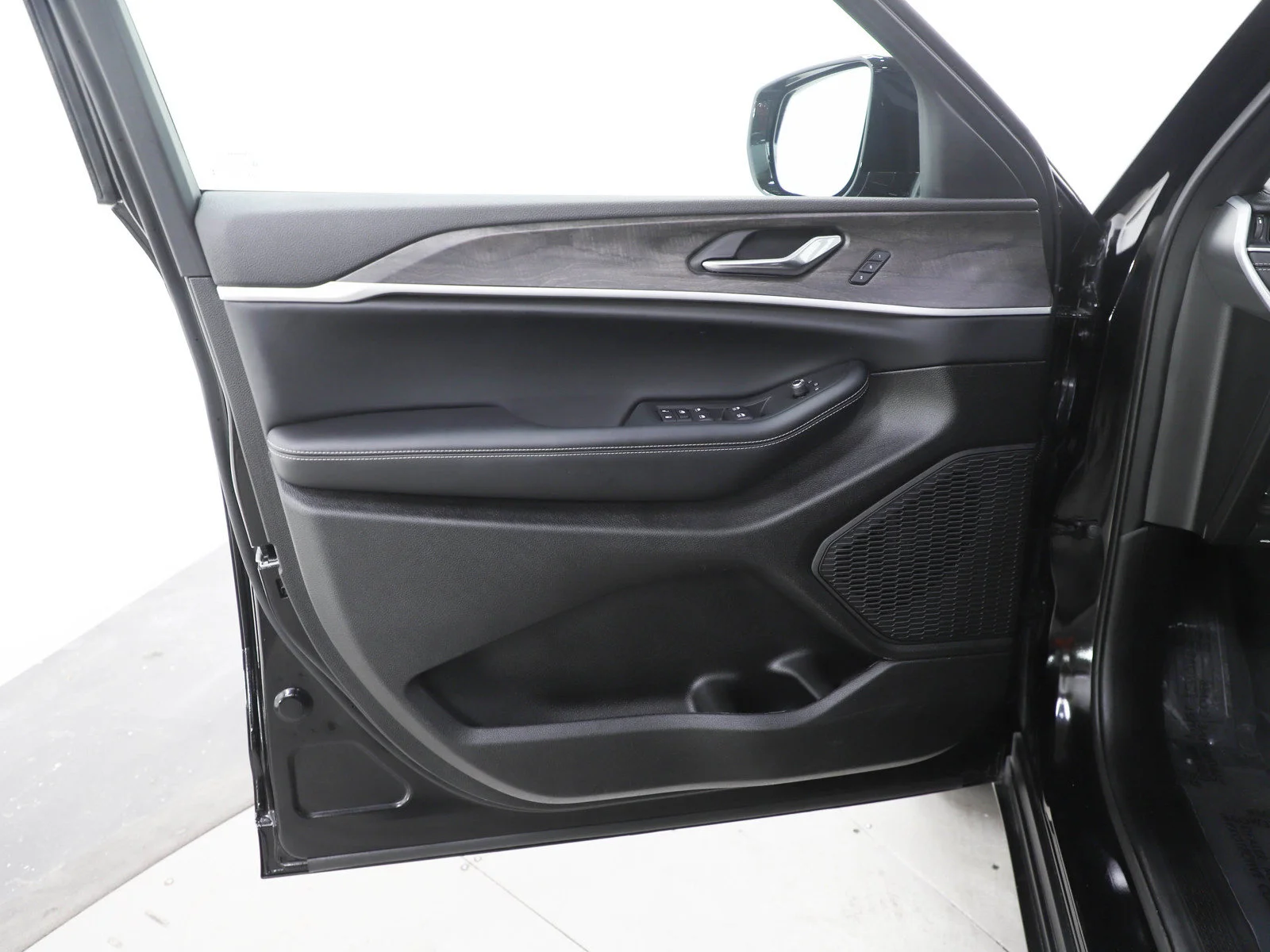 Used 2025 Diamond Black Crystal Pearlcoat Jeep Limited image 17
