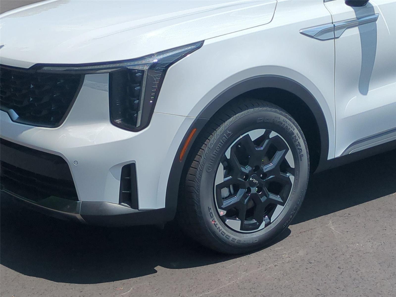 New 2026 Glacial White Kia S image 9