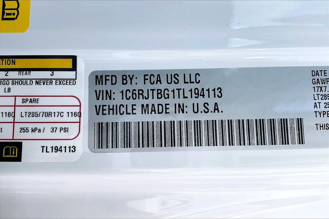 New 2026 Bright White Clear-Coat Exterior Paint Jeep Rubicon image 34