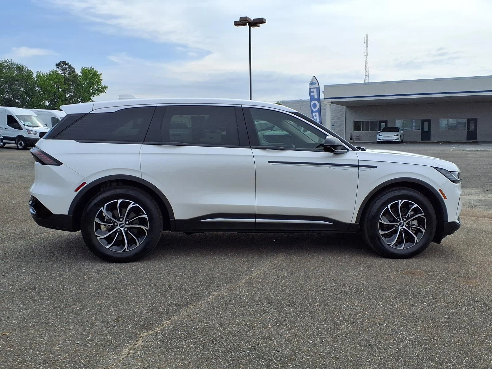 Used 2025 White Platinum Metallic Tri-Coat Lincoln Premiere image 11