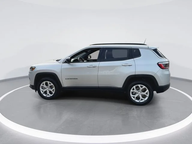Used 2024 Silver Jeep Latitude image 6