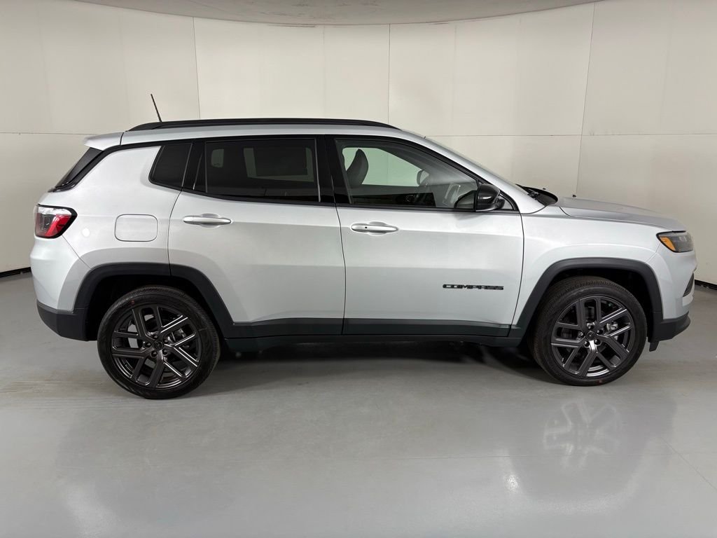 New 2026 Silver Zynith Metallic Clearcoat Jeep Latitude image 9