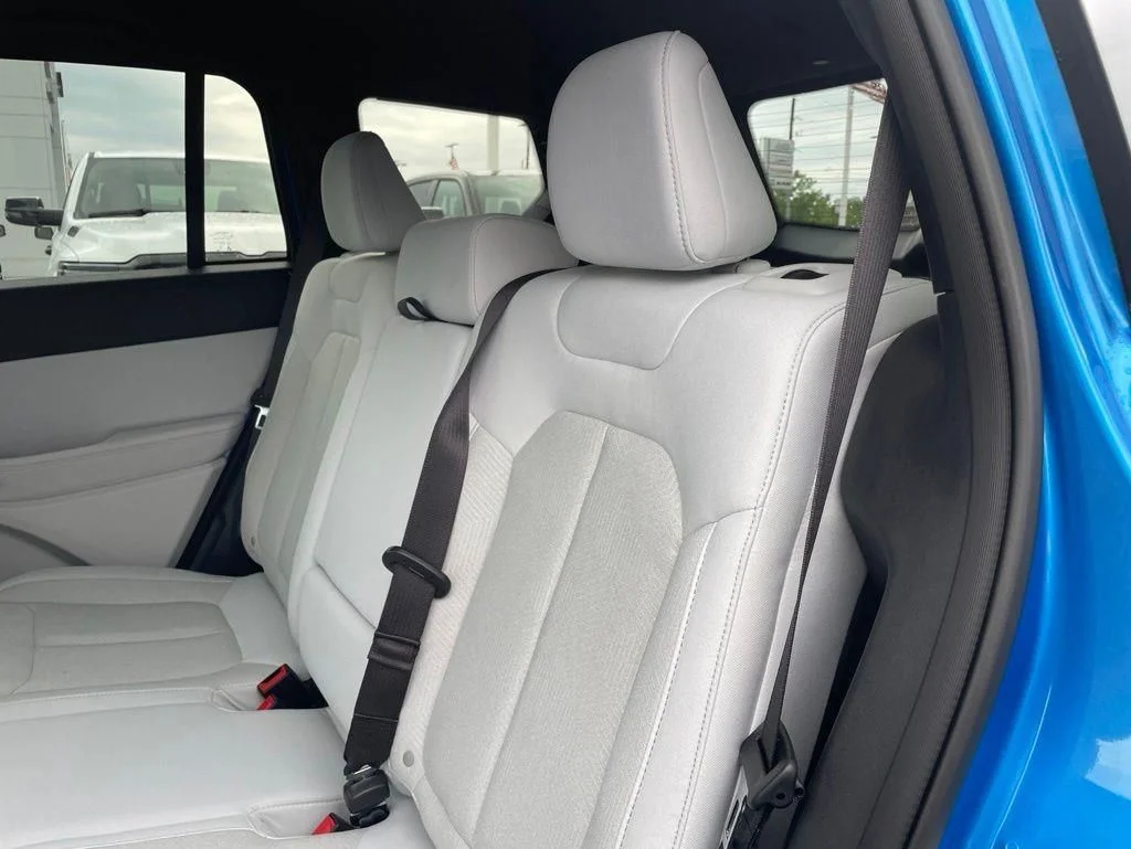 New 2026 Hydro Blue Pearlcoat Jeep Laredo image 30