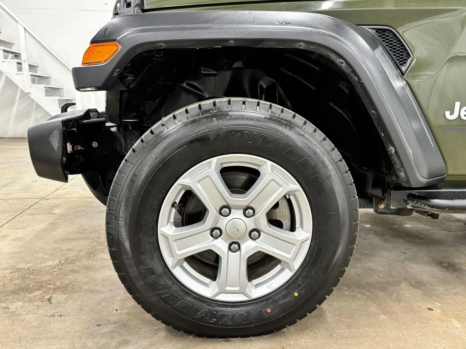 Used 2020 Green Jeep Sport S image 9