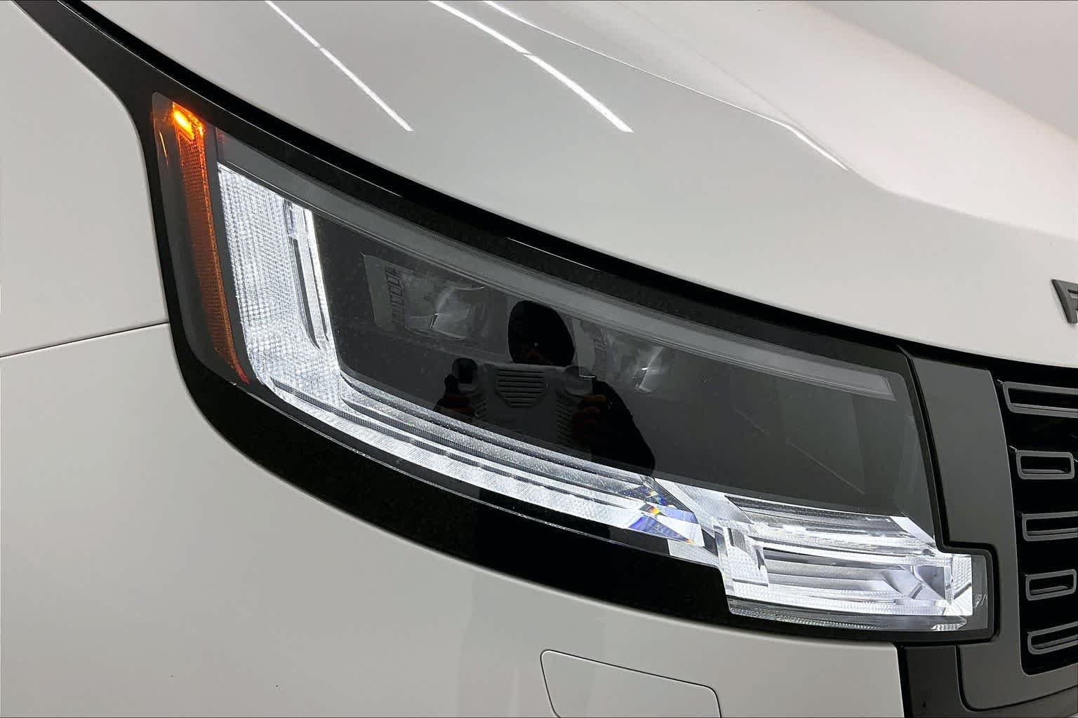 Used 2023 Fuji White Land Rover SE image 27