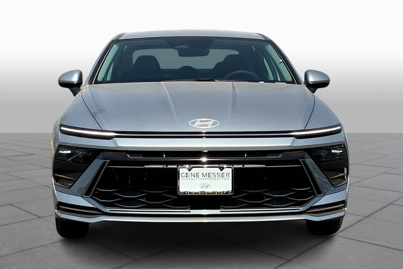 Used 2025 Aero Silver Hyundai SE image 3