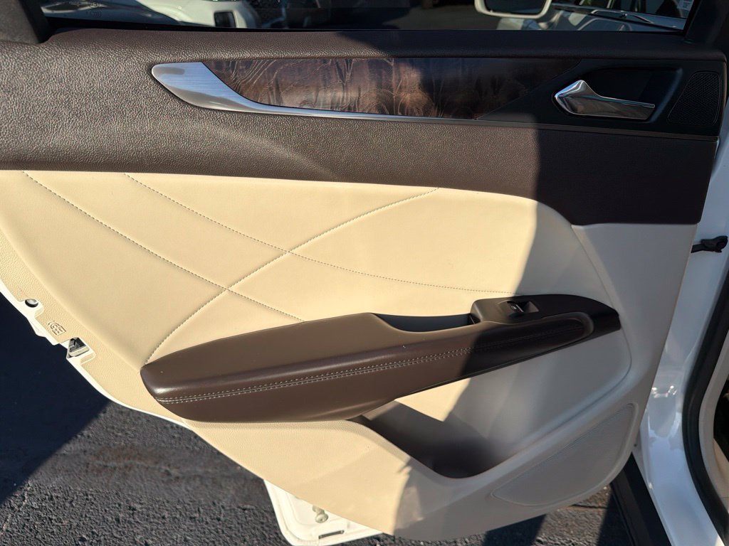 Used 2017 White Lincoln Reserve image 12