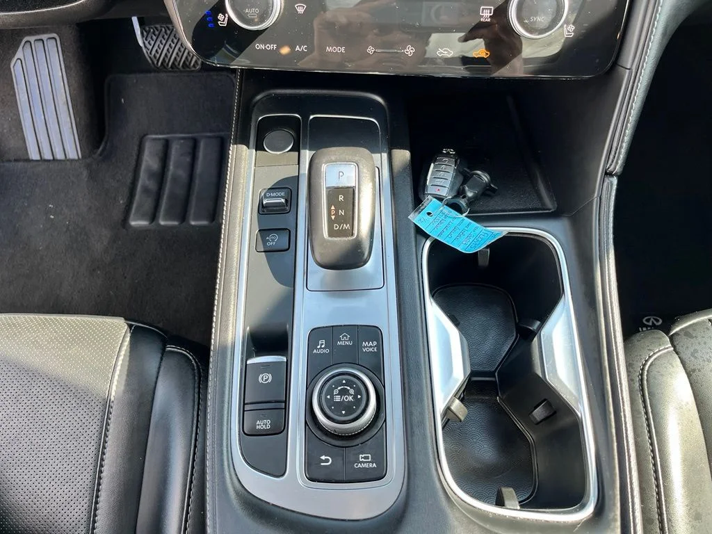 Used 2023 White INFINITI LUXE image 19