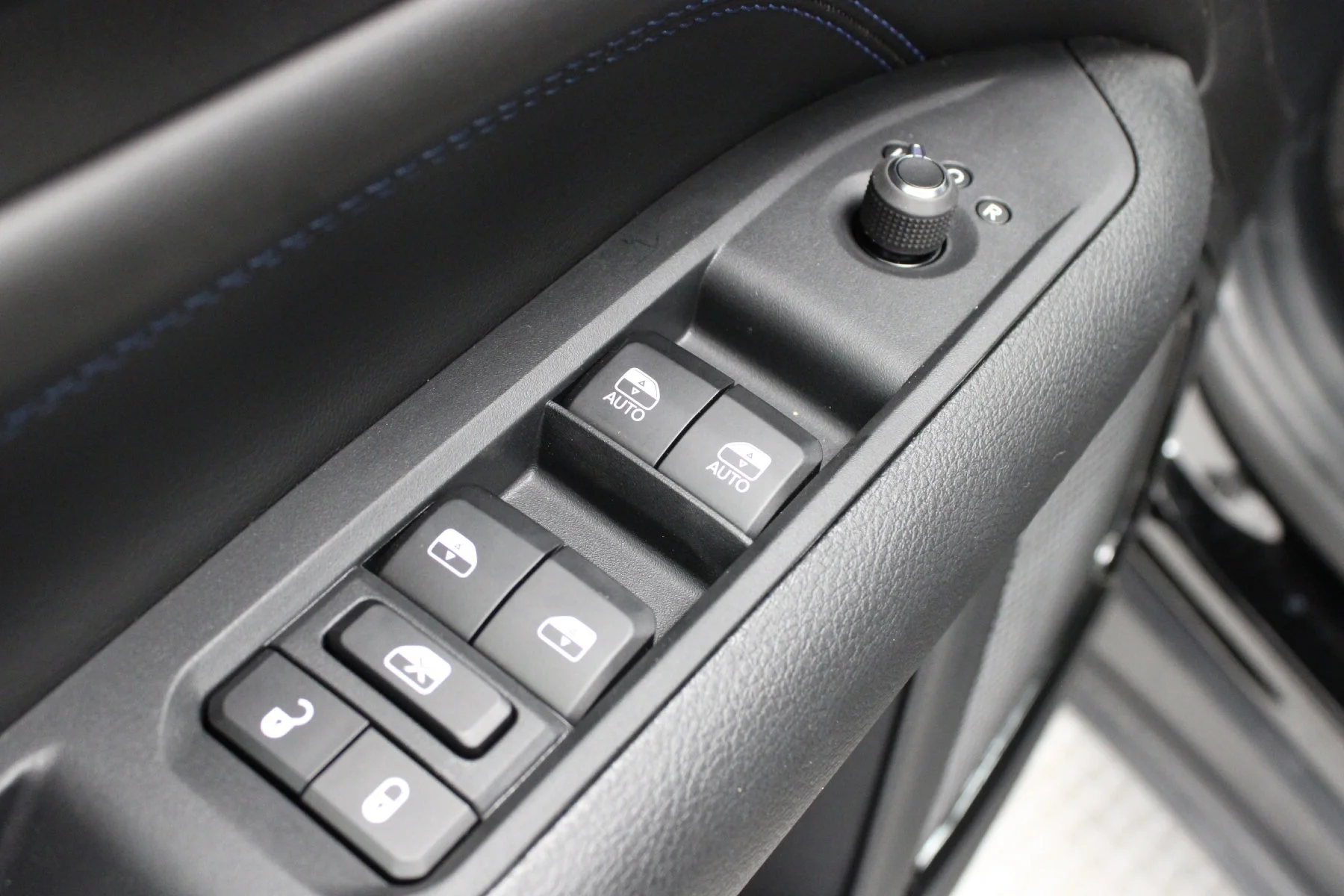 New 2026 Diamond Black Crystal Pearl-Coat Exterior Paint Jeep Latitude Altitude 4x4 image 14