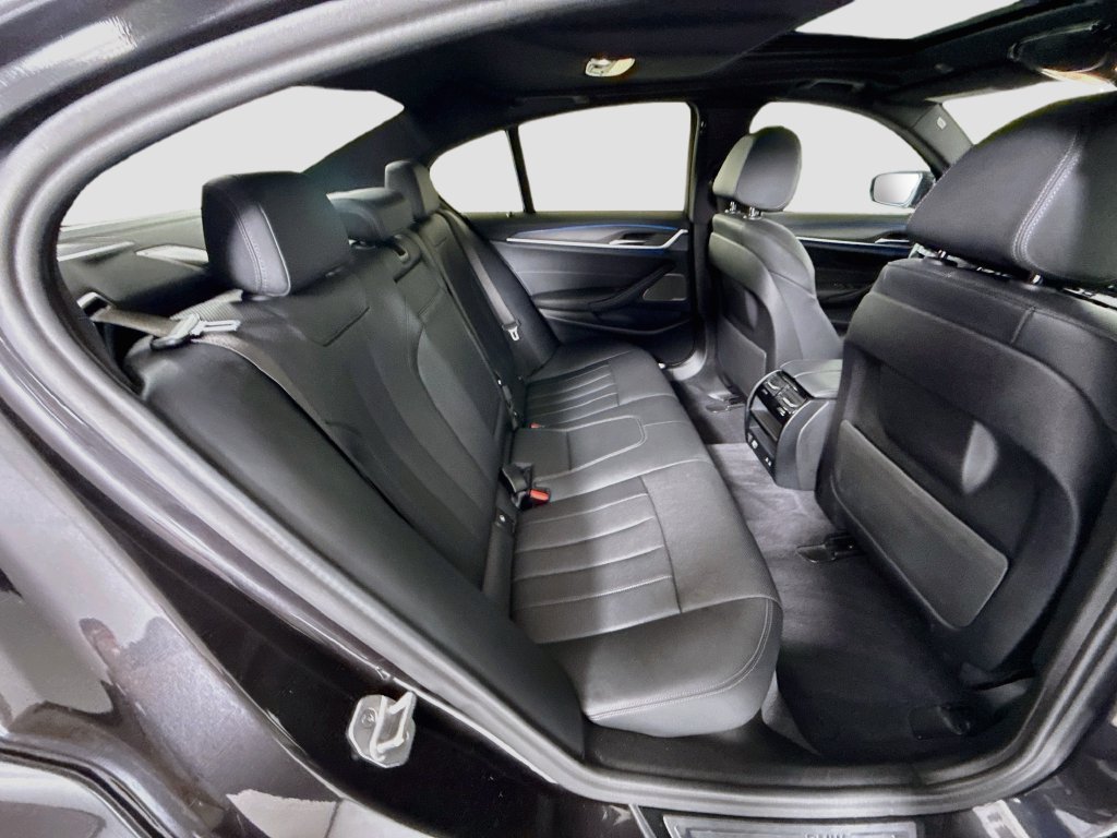 Used 2022 Dark Graphite BMW 530e iPerformance image 23