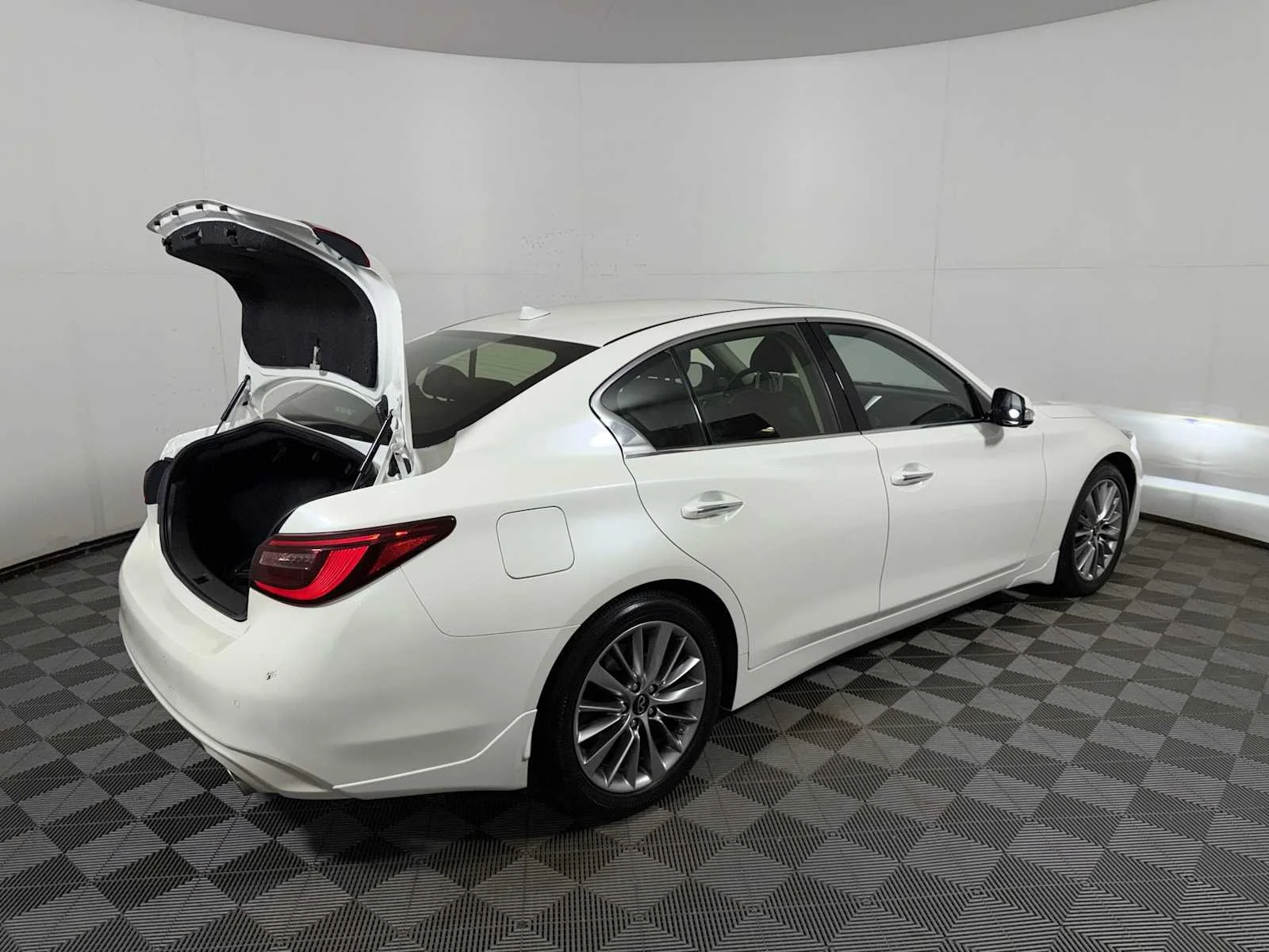 Used 2023 Majestic White INFINITI LUXE image 23