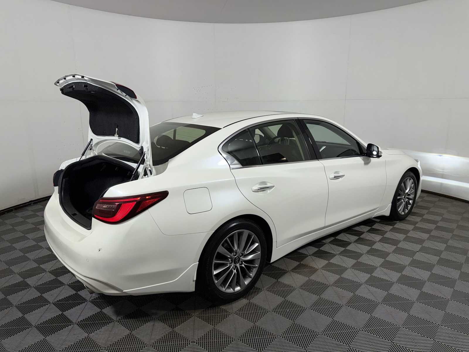 Used 2023 Majestic White INFINITI LUXE image 23