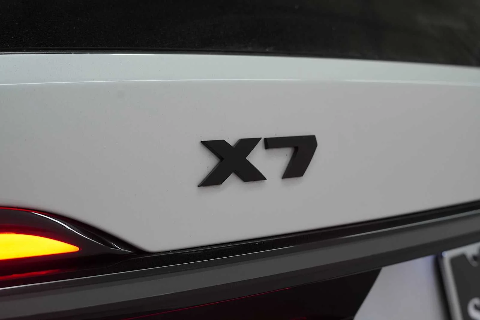 Used 2027 Mineral White Metallic BMW M60i image 9