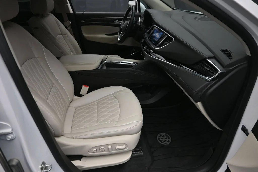 Used 2023 White Buick Avenir image 9