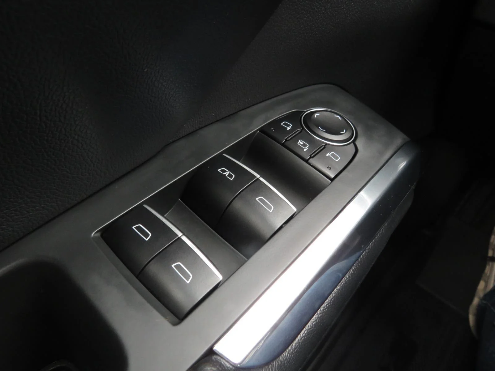 Used 2025 Mosaic Black Metallic Chevrolet RS image 33