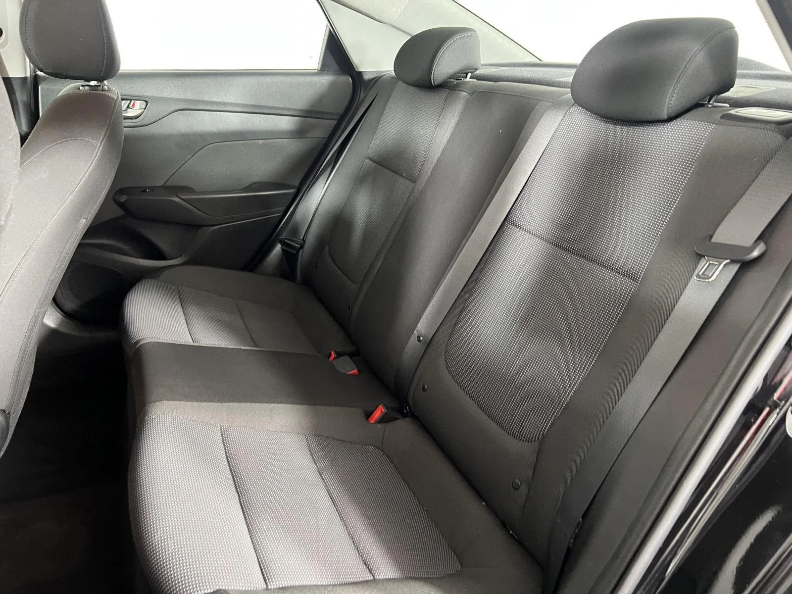 Used 2022 Absolute Black Hyundai SE image 15