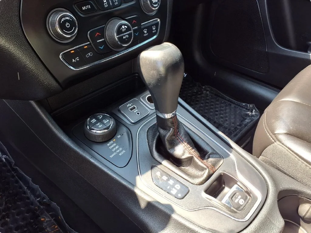Used 2019 Silver Jeep Trailhawk image 11