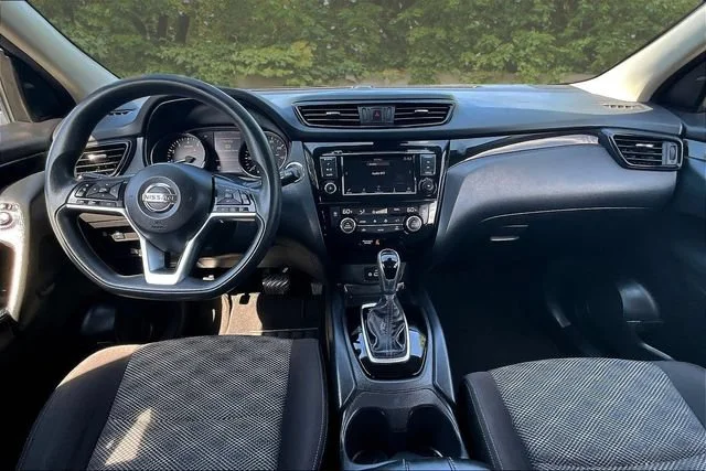 Used 2020 White Nissan SV image 7