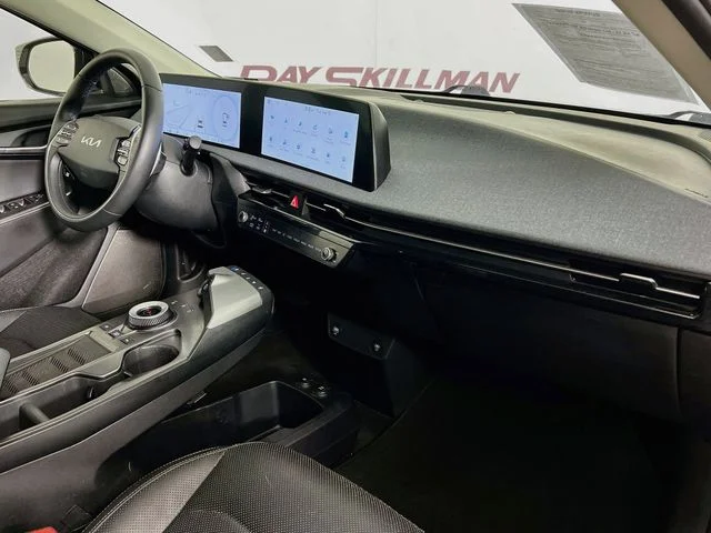 Used 2023 White Kia Wind image 39