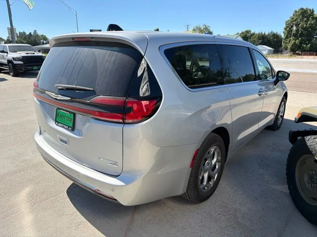 Used 2024 Silver Chrysler Limited image 3