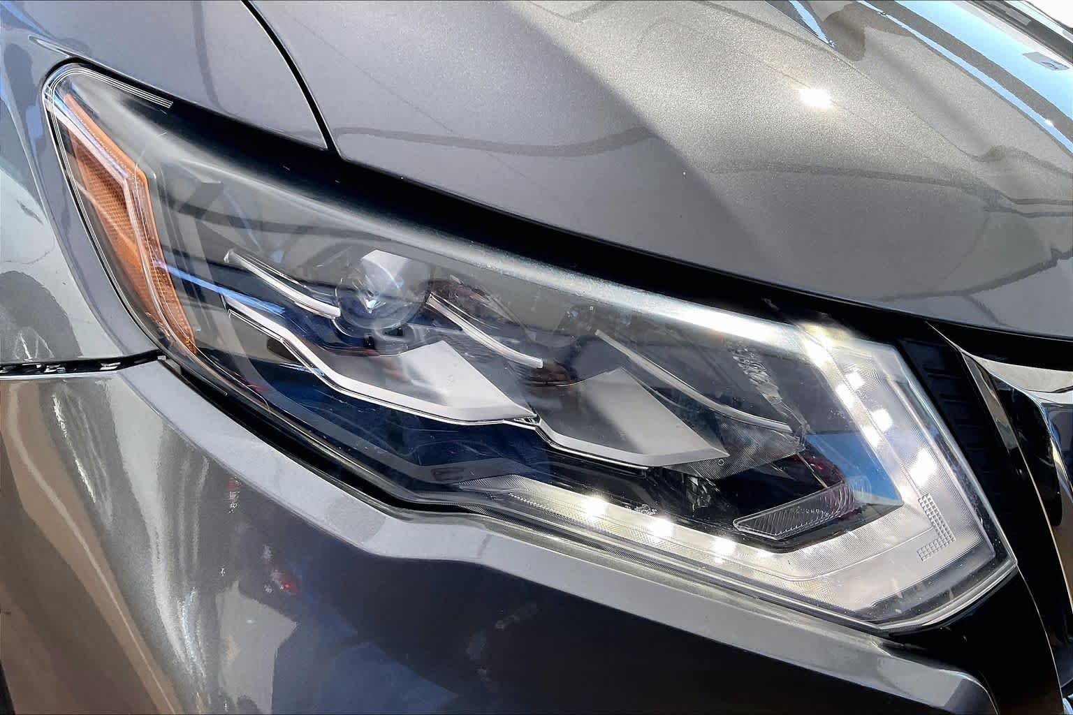 Used 2017 Gun Metallic Nissan SL image 25