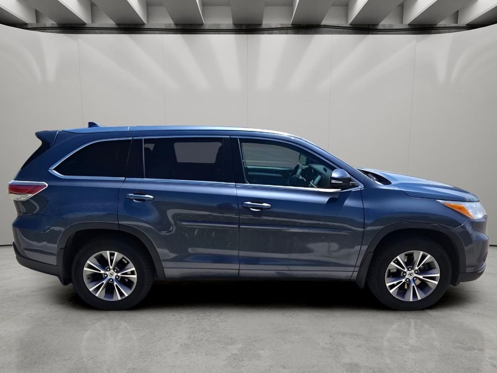 Used 2014 Shoreline Blue Pearl Toyota XLE image 6