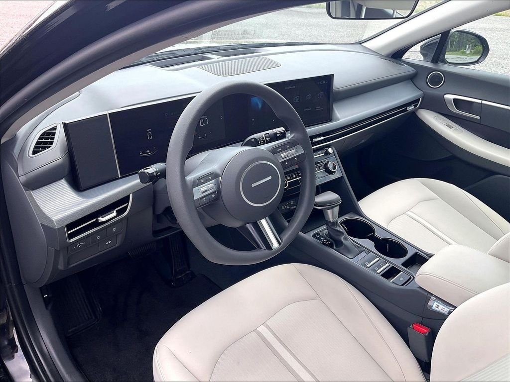 Used 2025 Black Hyundai SE image 8