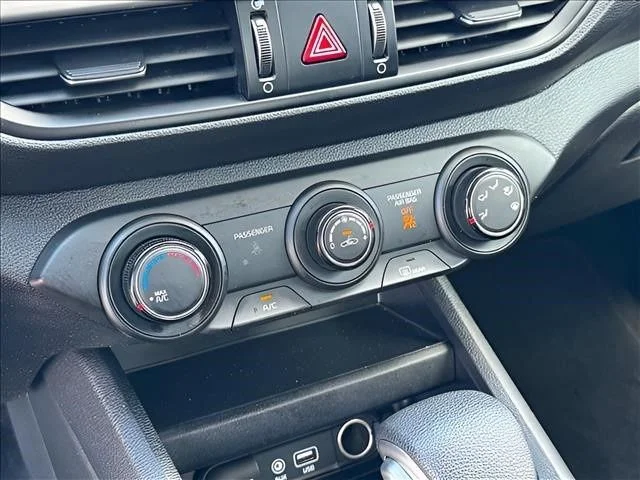 Used 2020 White Kia LXS image 23