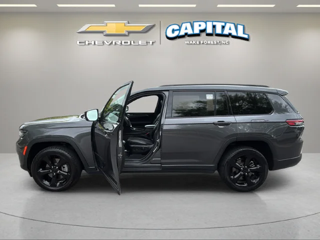 Used 2023 Gray Jeep Altitude image 9