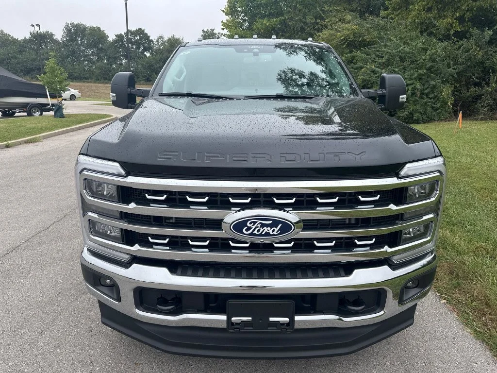 New 2027 Black Ford XLT image 2