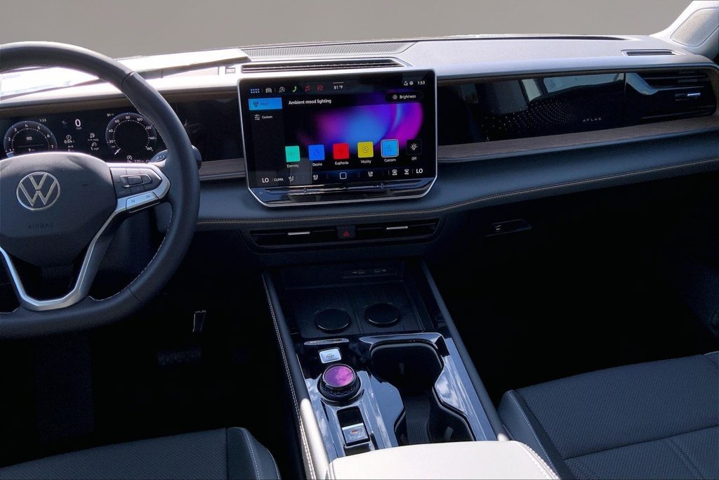 New 2027 Opal White Pearl Volkswagen SE image 6