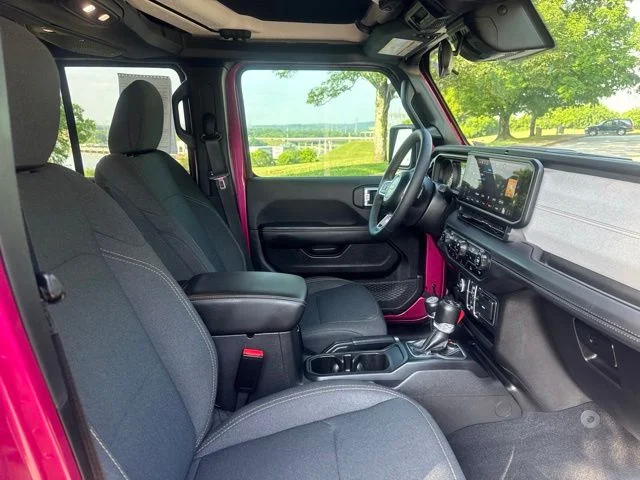 Used 2024  Jeep Sahara image 11