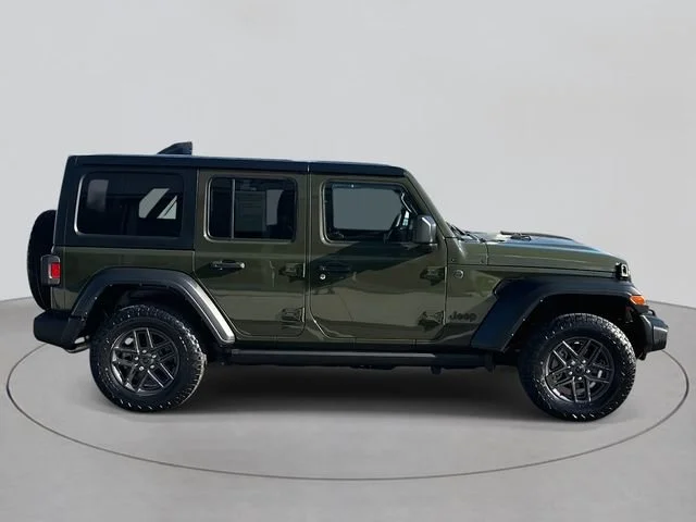 Used 2024 Geen Jeep Sport S image 4