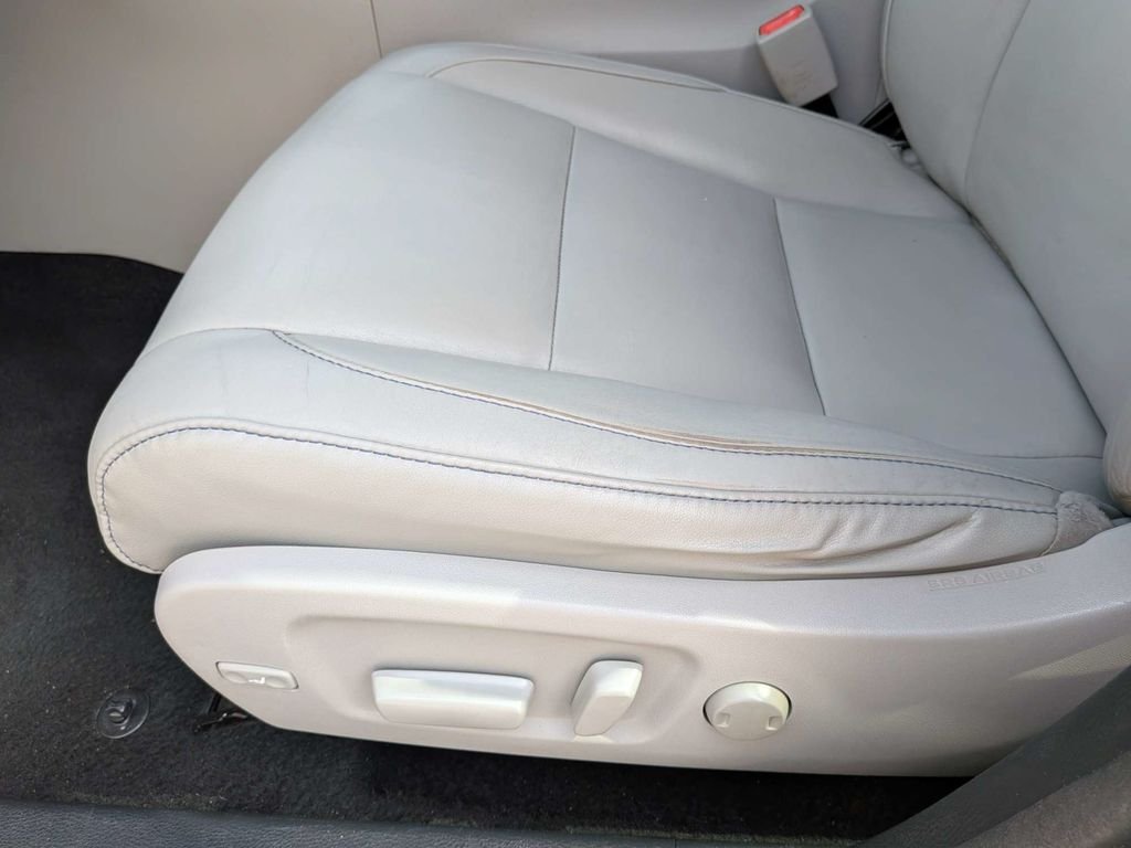 Used 2016 Gray Toyota XLE V6 image 20