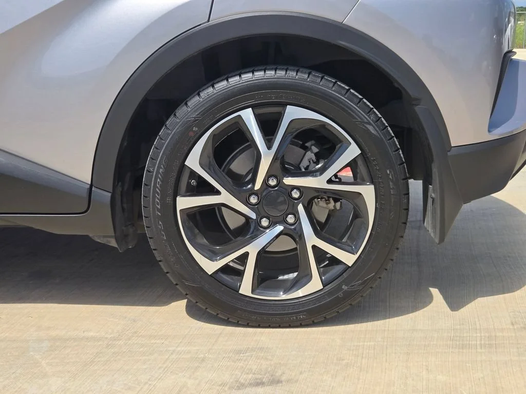 Used 2019 Silver Toyota XLE image 9