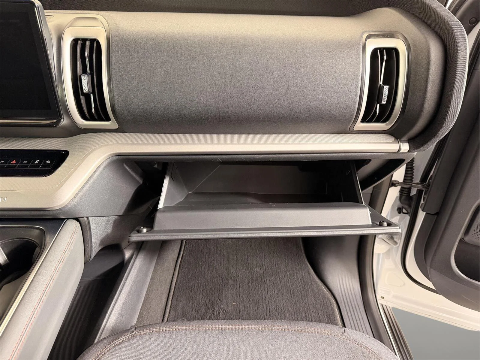 Used 2025 Oxford White Ford Active image 26